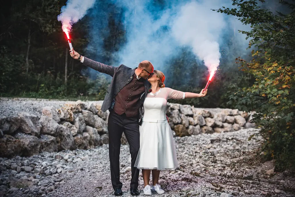 Brautpaar mit Bengalos, Hochzeit in den Bergen