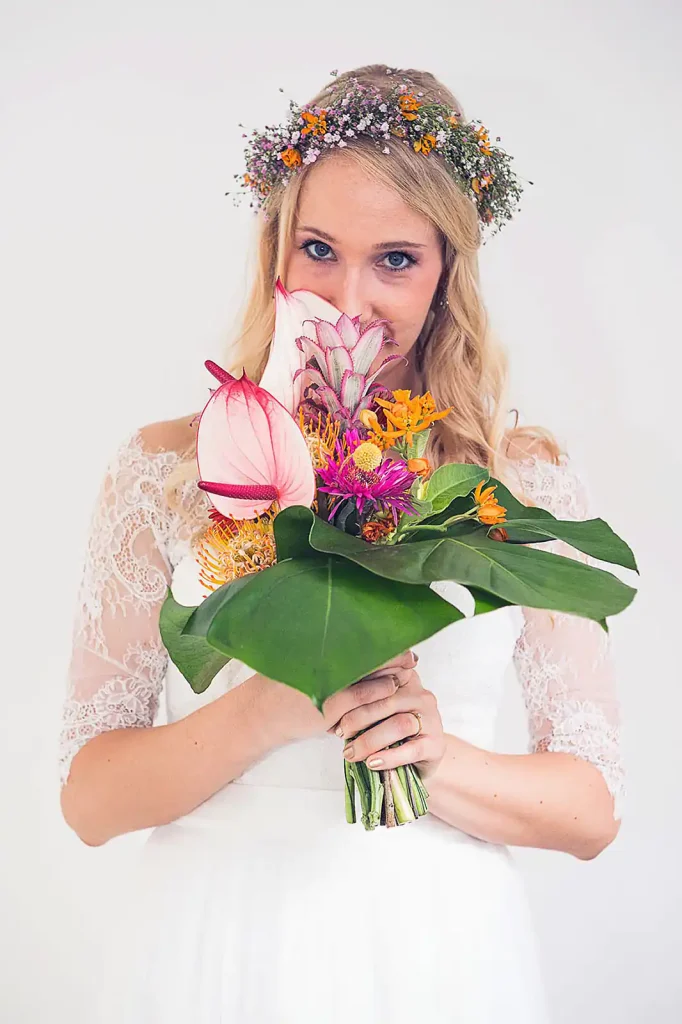 Elegantes Brautkleid, extravagante Blumen