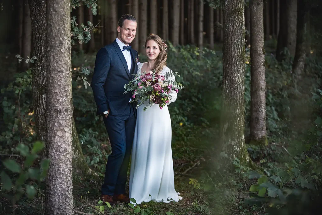 Fotoshooting im Wald, mit Brautpaar
