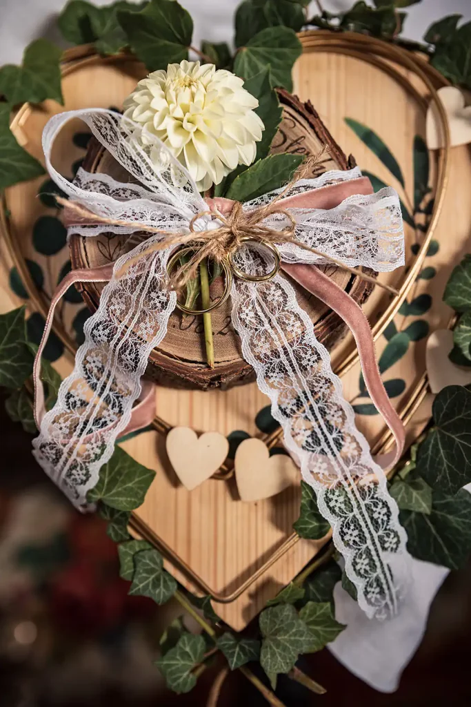 Ringe, Ringkissen aus Holz, Fotos Detail