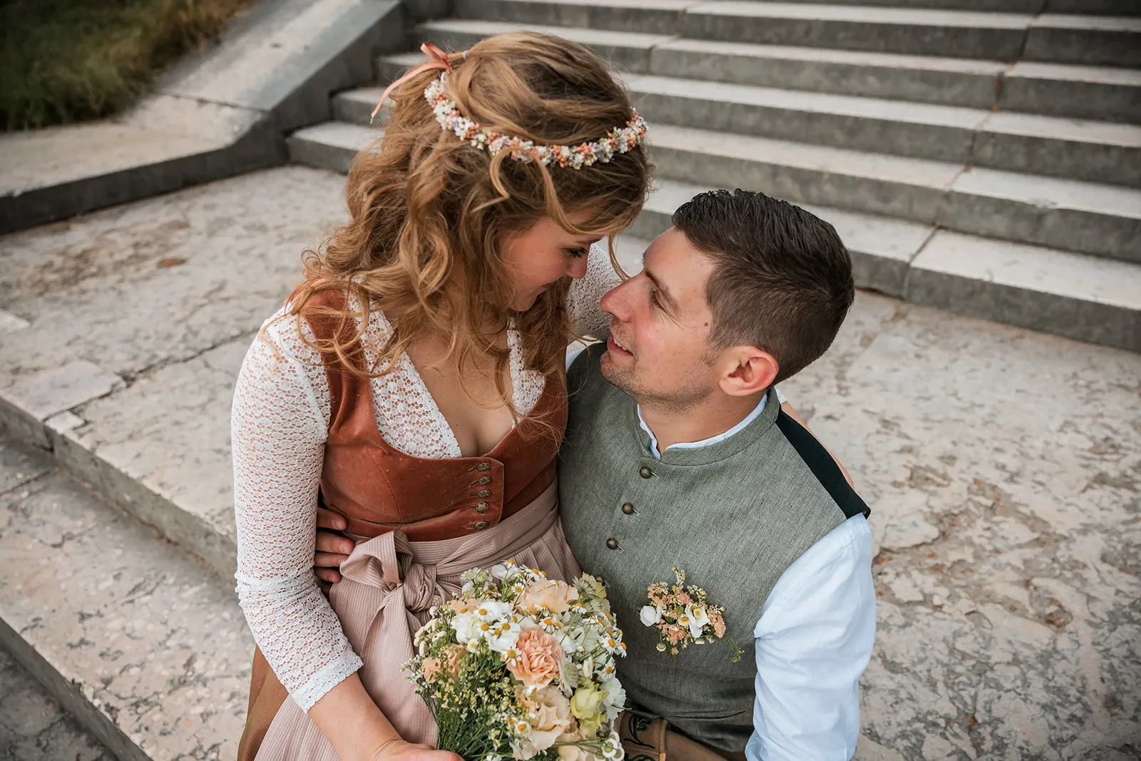 Hochzeit in Tracht, an der Bavaria in München